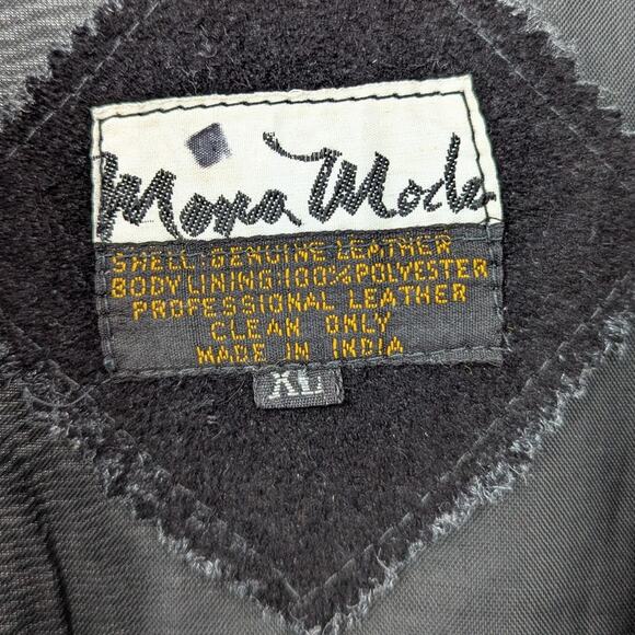 Black Blazer with Notched Lapels and Fitted Silhouette - Picture 3 of 6